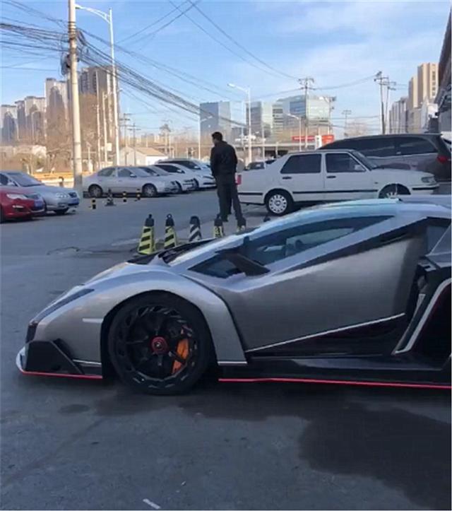 街头偶遇9000万兰博基尼，保养一次9万，女车主容貌比超跑吸睛！