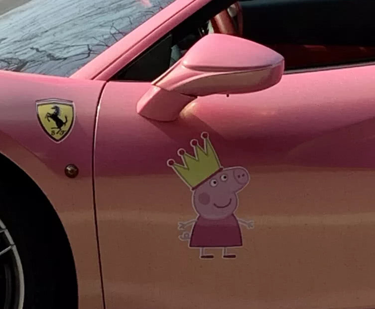 偶遇一辆粉红法拉利488，看见这车后才知道啥是真正的佩奇！