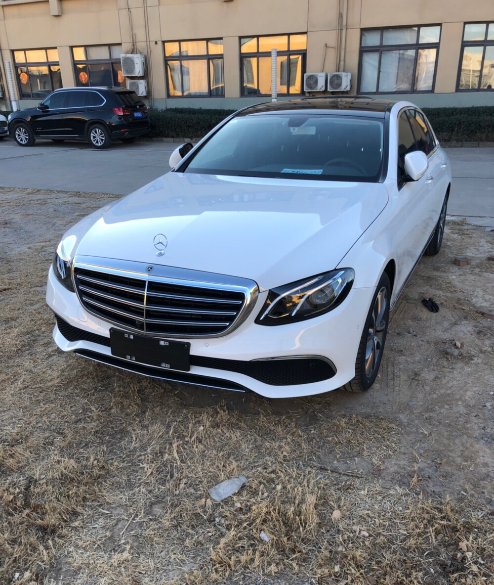奔驰e260l报价及图片,奔驰e260l2021款 奔驰e300l女车主提车作业:换奔驰后,我感觉到很少人开车别我了