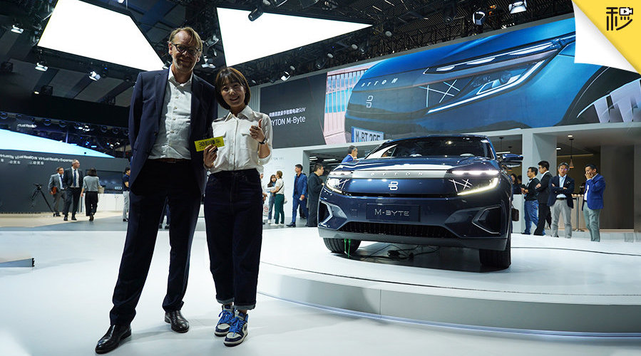 在本次广州车展上我们有幸访问到拜腾设计师叶禀焕先生