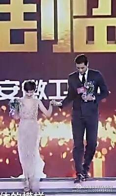2016年国剧盛典，台下的高以翔，温柔到让人心痛......