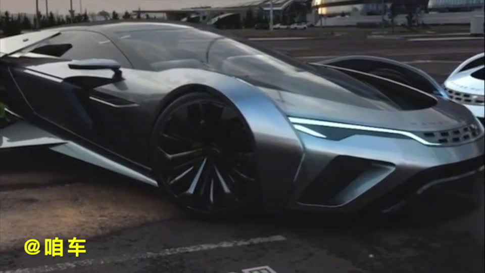 这枚路虎概念跑车设计的很酷吧！