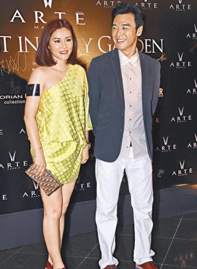 66岁钟镇涛携爱妻赴美庆祝木婚亲吻秀恩爱,前妻章小蕙