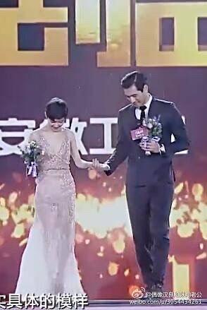 2016年国剧盛典，台下的高以翔，温柔到让人心痛......