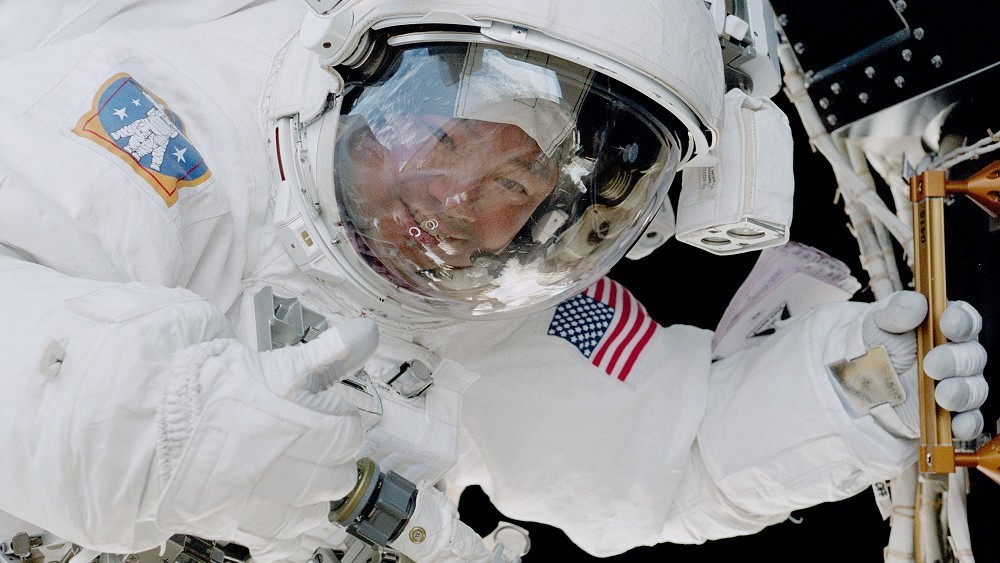 嫦娥四号捷报不断,中国卫星新年伊始升空,美宇