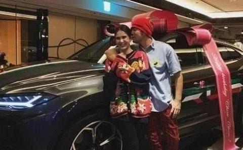 昆凌送周杰伦兰博基尼SUV，网友：拿着周杰伦的钱买车送周杰伦