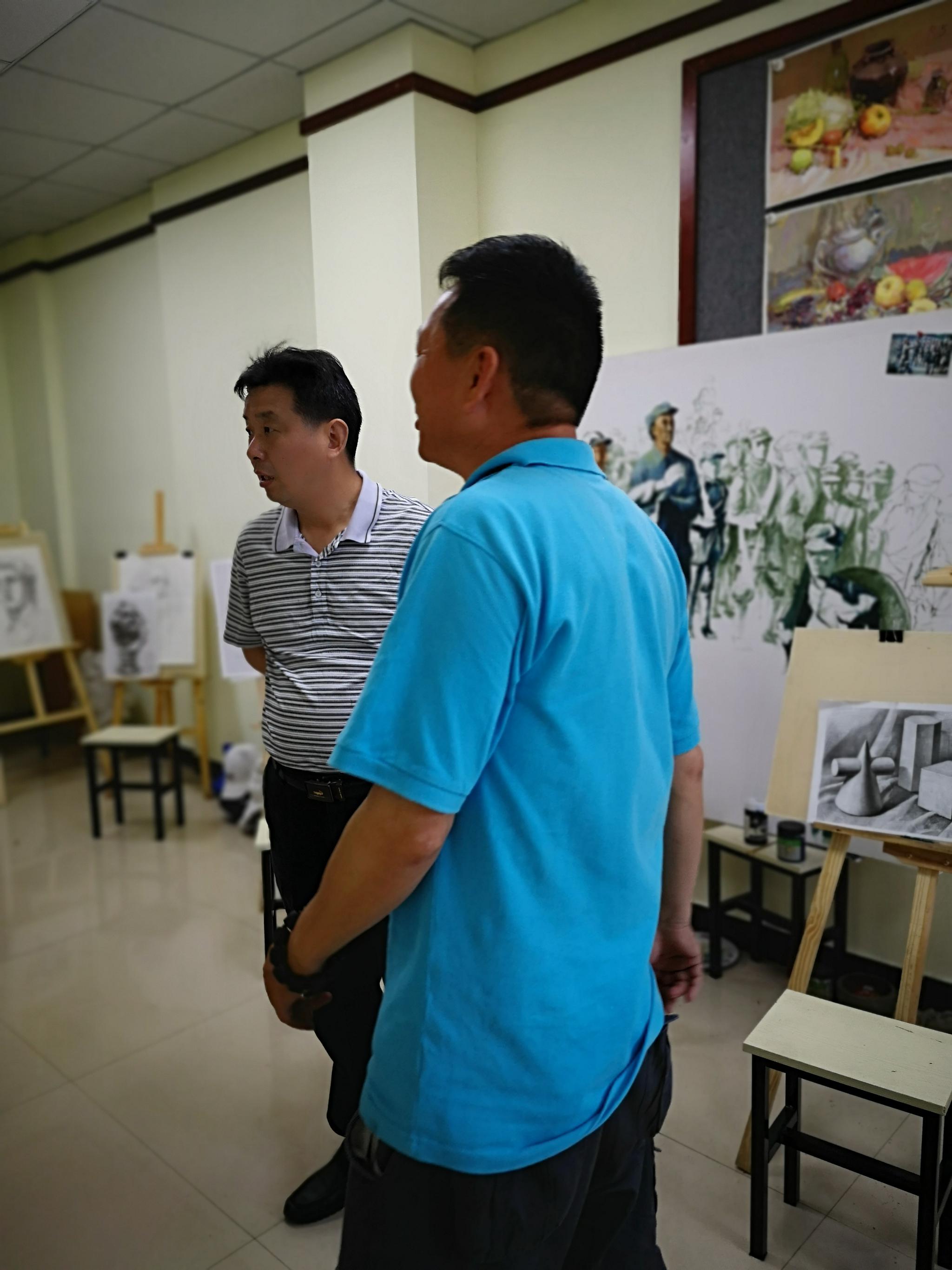 扬州市文联副主席朱洪林,今天下午专程莅临扬州画派书画院指导工作 扬州市文联副主席朱洪林,今天下午专程莅临扬州画派书画院指导工作