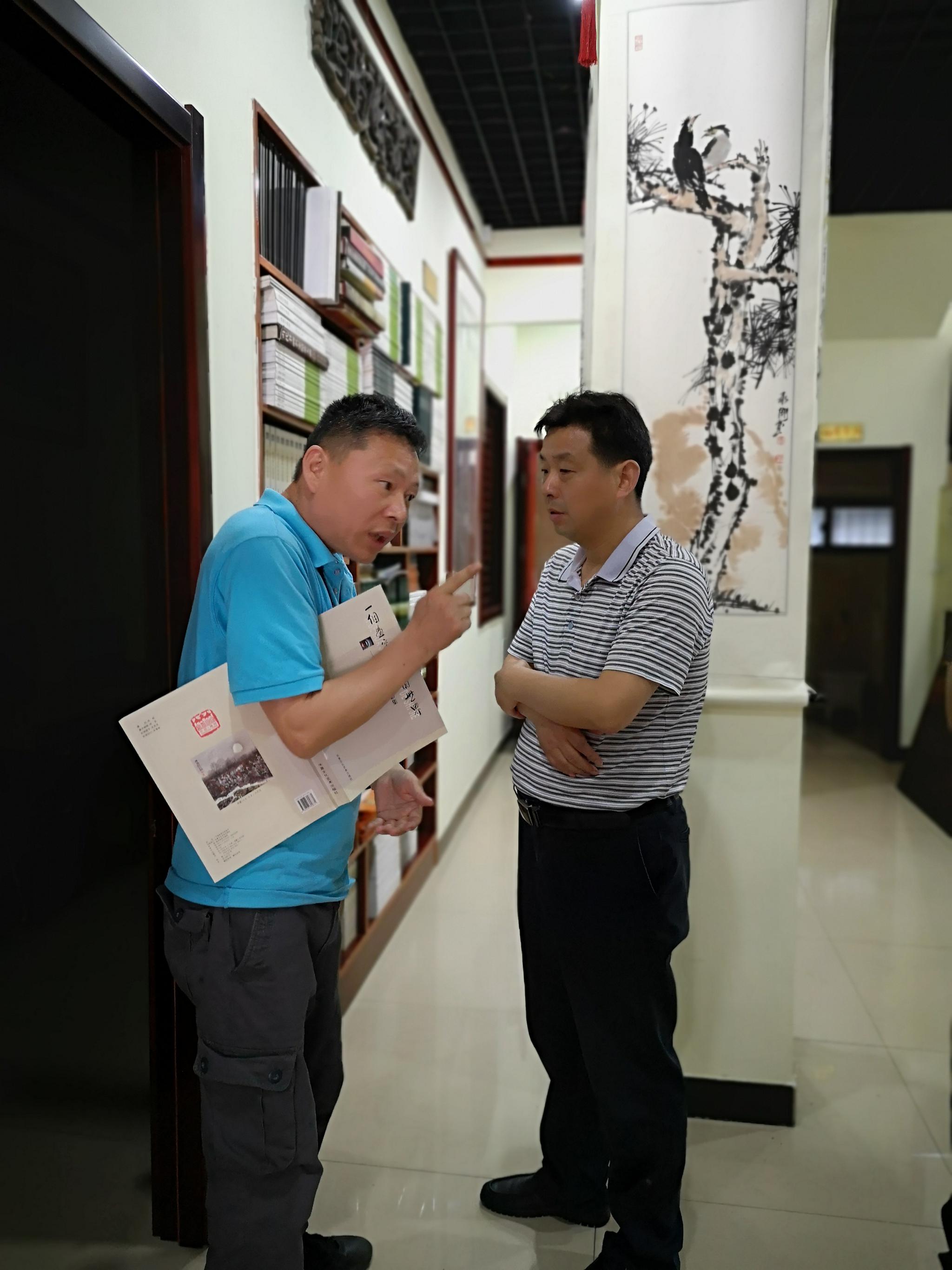 扬州市文联副主席朱洪林,今天下午专程莅临扬州画派书画院指导工作 扬州市文联副主席朱洪林,今天下午专程莅临扬州画派书画院指导工作