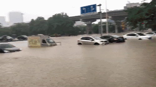 开车遭遇暴雨如何自救?哪怕记住一条,关键时刻能救命