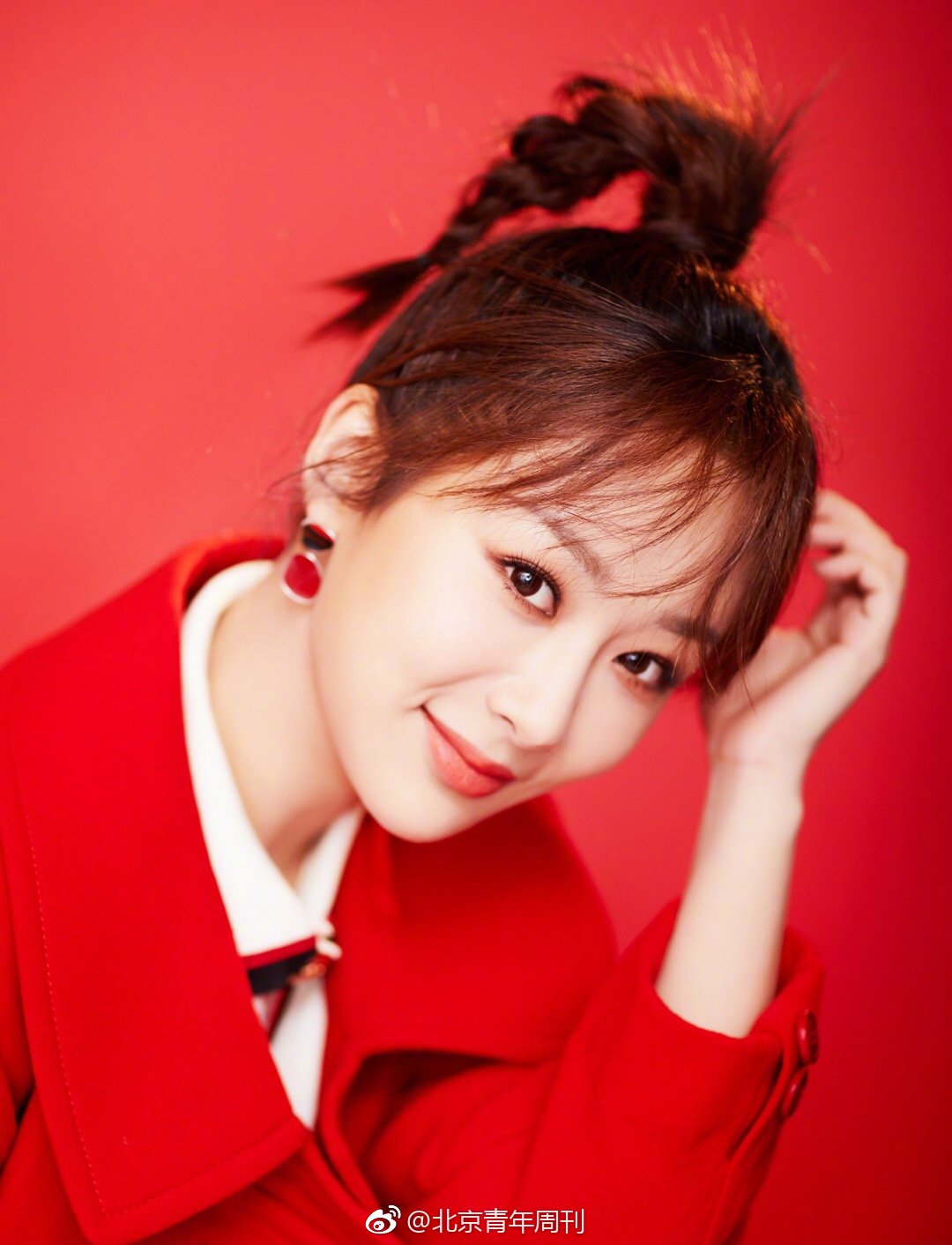 杨紫身穿红色大衣亮相2019央视春晚,带来小品