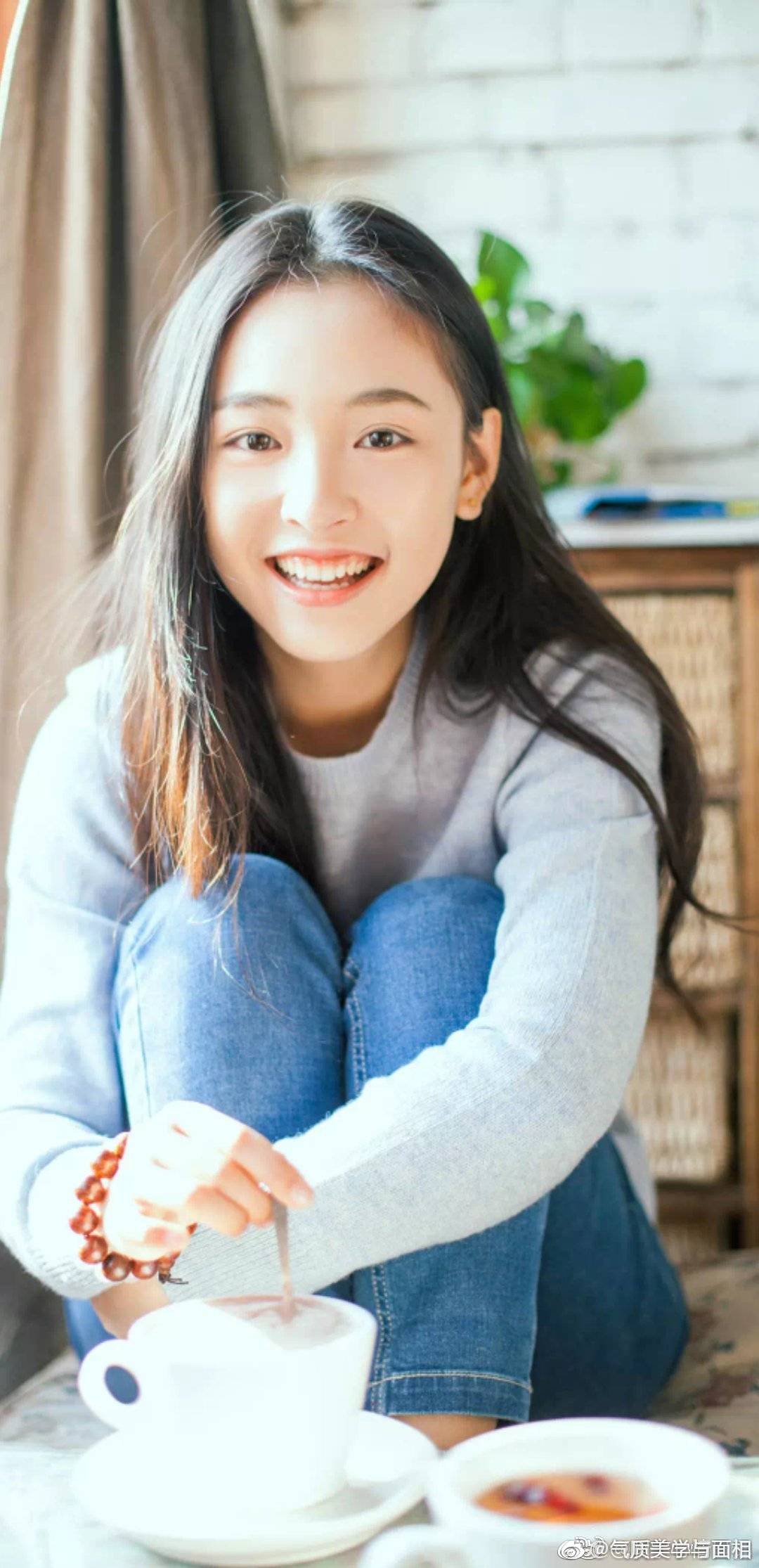 照片里的女孩儿笑起来很甜,总是给人一种春风拂面的感觉