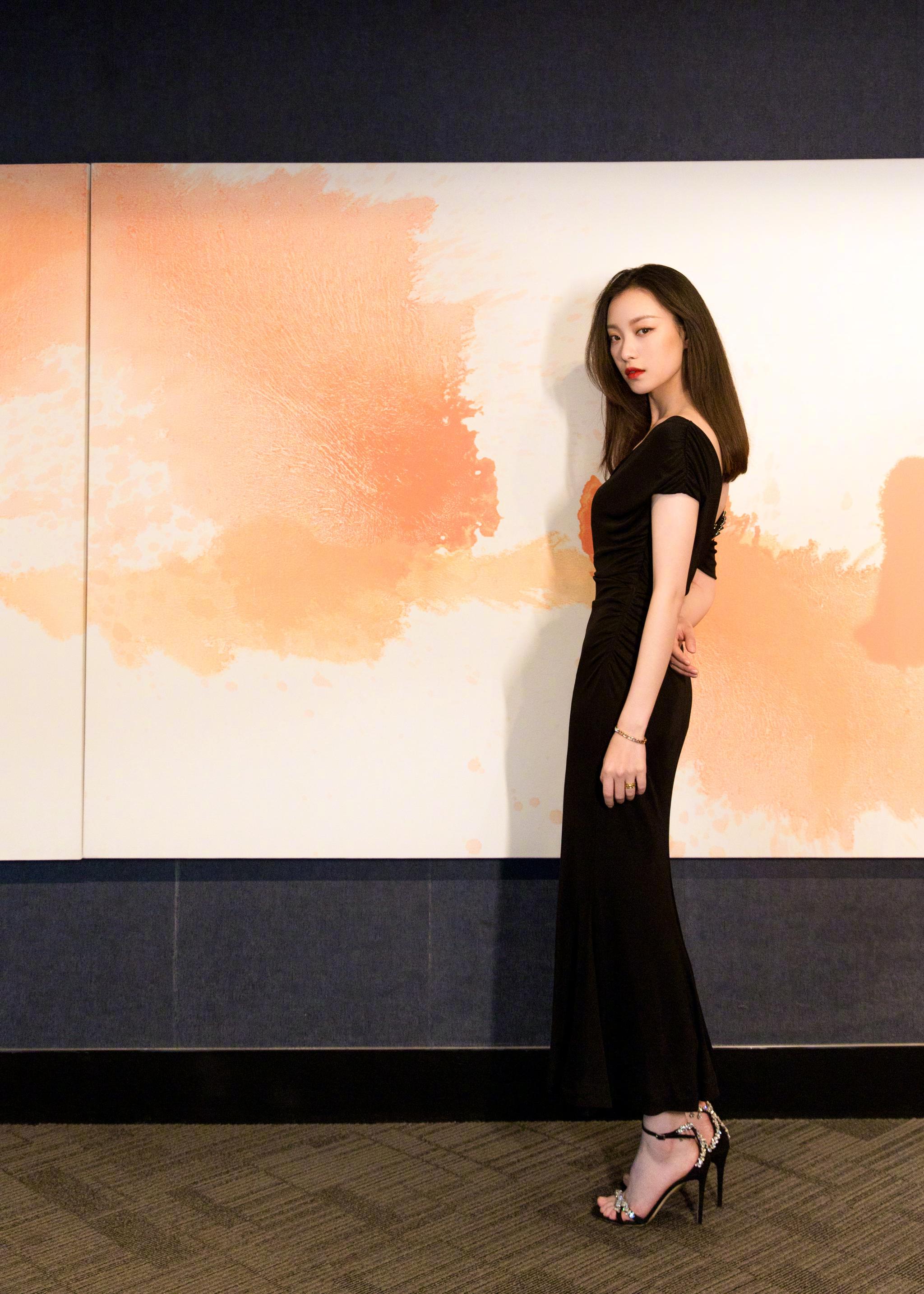 倪妮 \/ 《雪暴》电影发布会这身真的太绝了,高贵又性感迷人!