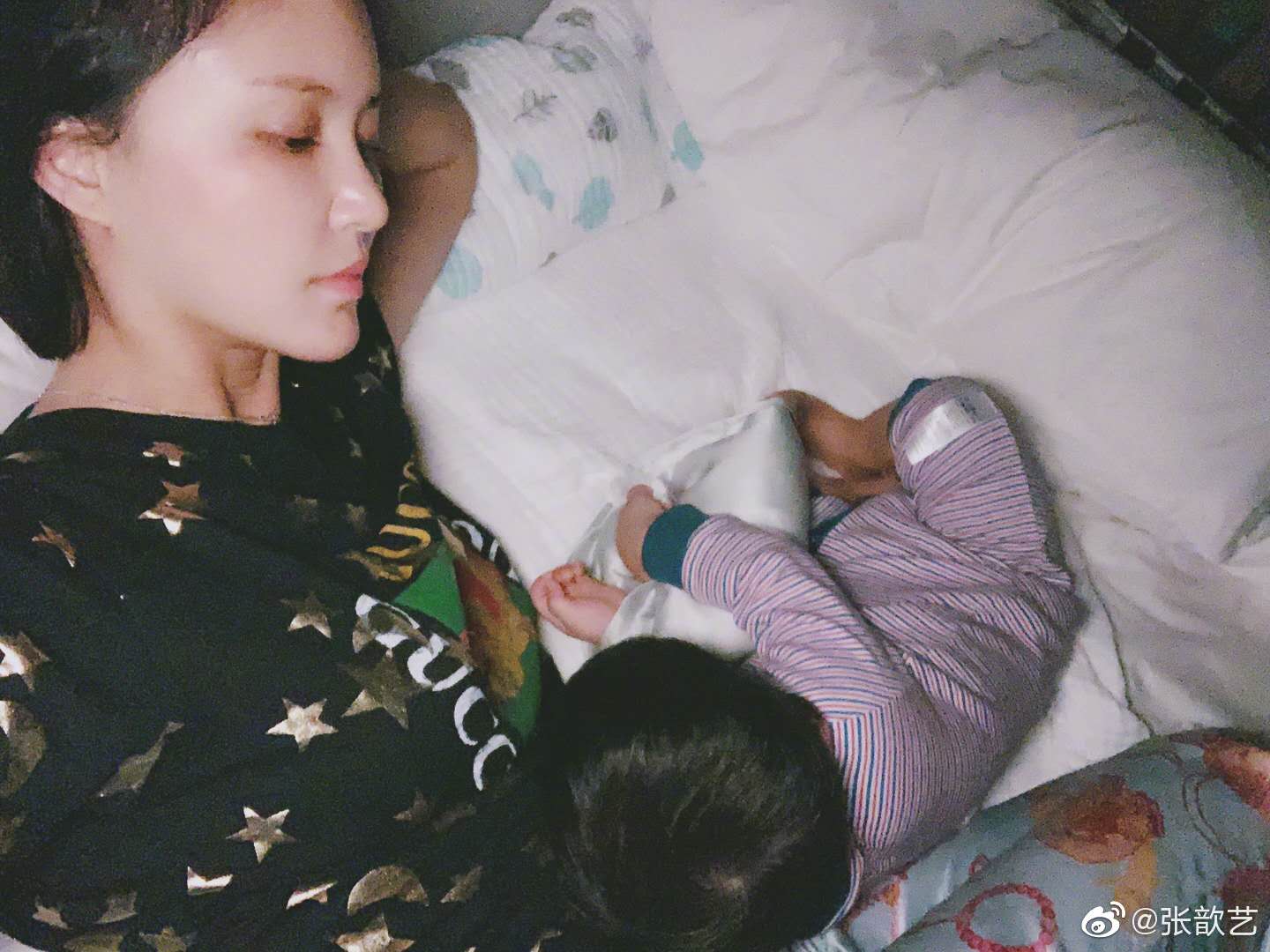 张歆艺日常在线黑儿子? 四坨魔性发型笑容可爱