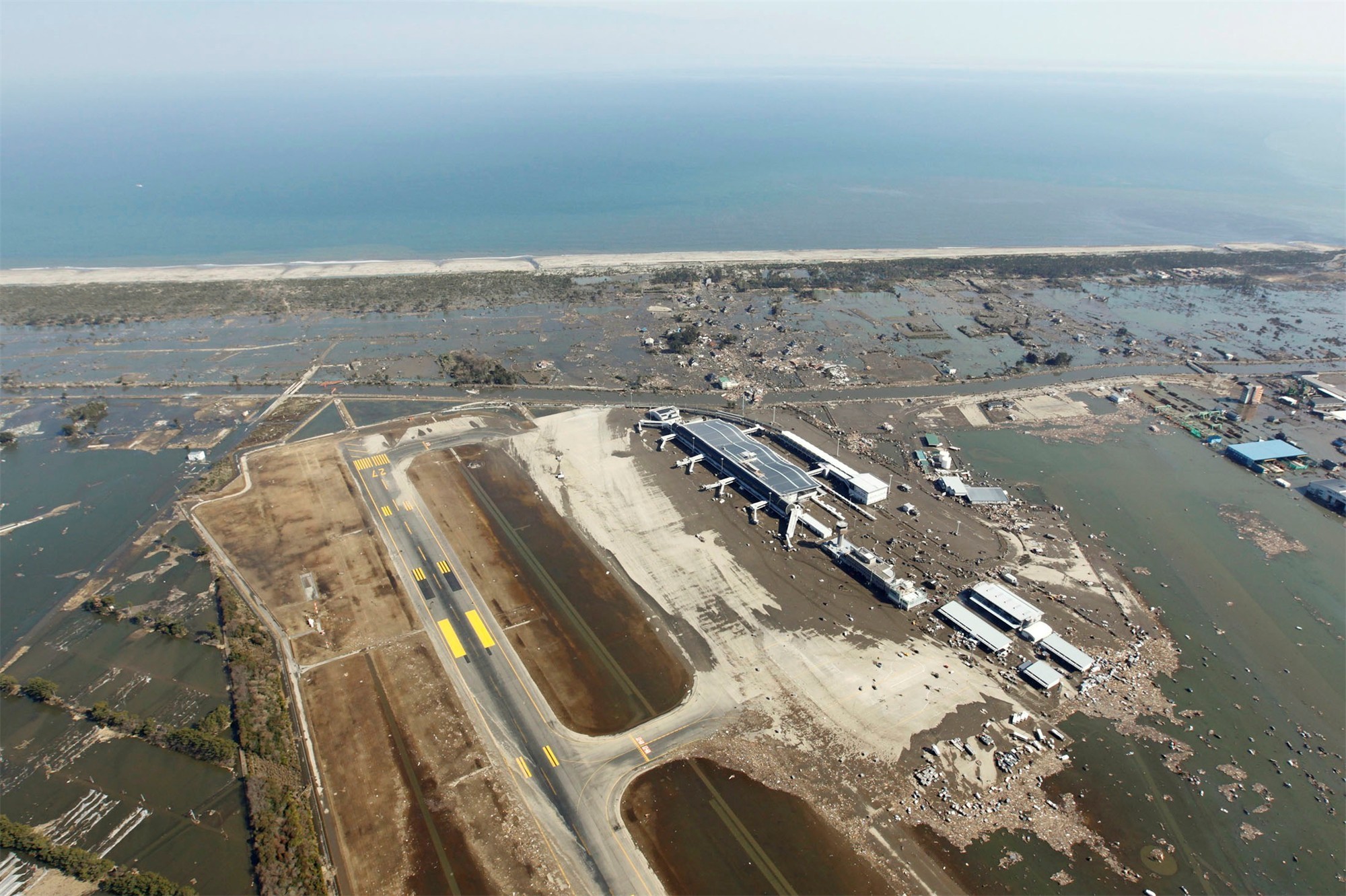 11地震后被海啸冲毁的仙台机场,3月16日