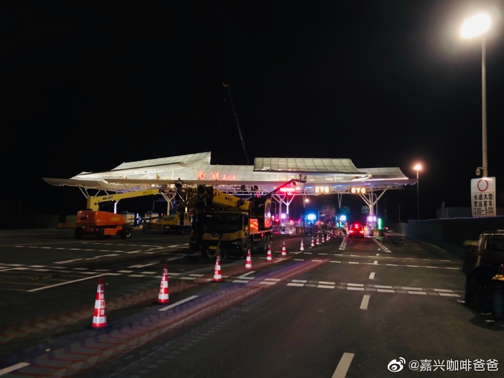 bert邵先生:夜幕下的嘉兴南湖网红收费站.