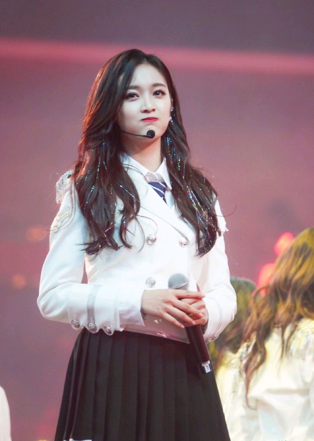 火箭少女演唱会，杨超越男粉硬核应援，孟美岐终于可以穿鞋跳舞了