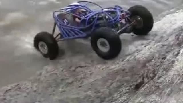 越野改装达人自己改装越野车，从水下爬陡坡上岸！