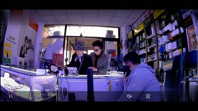 老板看似淡定实则慌的一批，他最害怕老太太让他赔电动车…