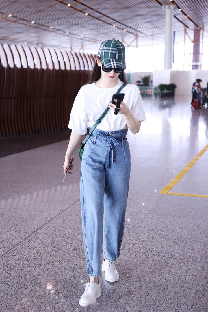 反穿牛仔裤其实不算什么 看戚薇怎么玩转牛仔裤新潮流
