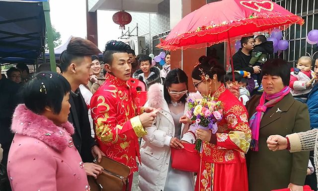 农村结婚怎么和城里一样了?农村老农:新郎新娘就和木偶一样