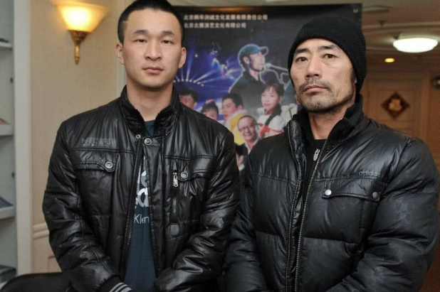 旭日阳刚近况，一个年入百万一个街头卖艺，差距变得好大