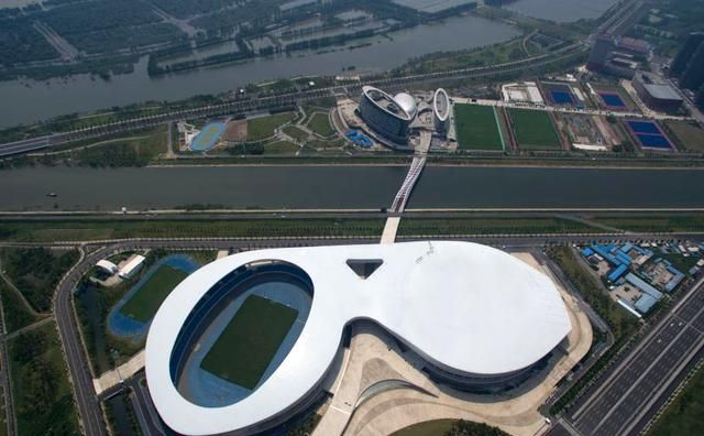 航拍我国最大的室内体育馆,不是鸟巢是南京青奥体育馆