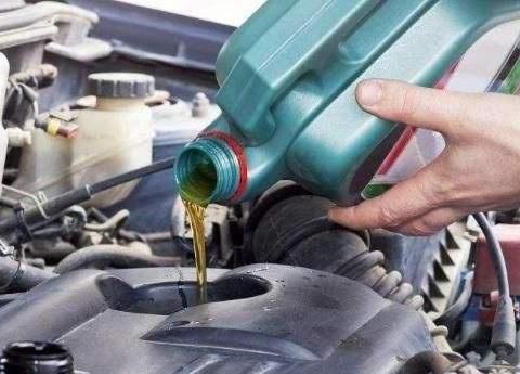 车子机油要5000公里还是10000公里换合理？维修师傅：都错了