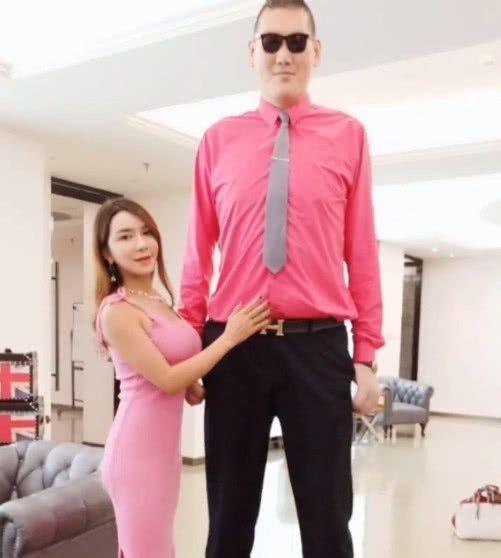 四人超2米依然单身,夫妻最大差距达68cm