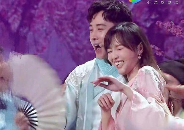 赵丽颖刚宣布怀孕喜讯,唐嫣也有了?晚会穿低跟