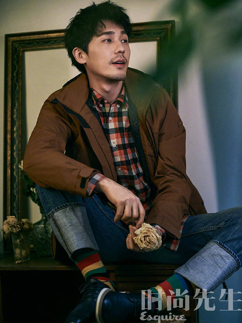 @白宇WHITE 登上《时尚先生Esquire》封面大片