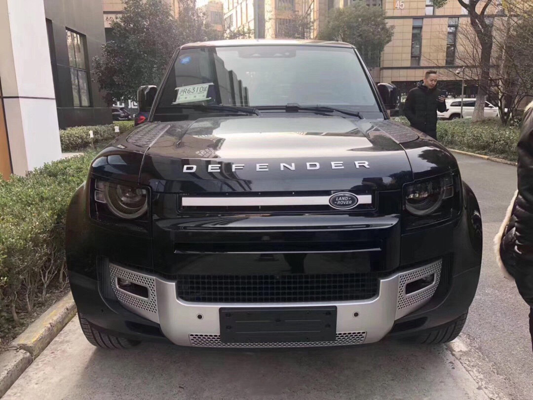 网友拍到新一代路虎卫士现身国内街头，速度挺快啊，是试驾车嘛？