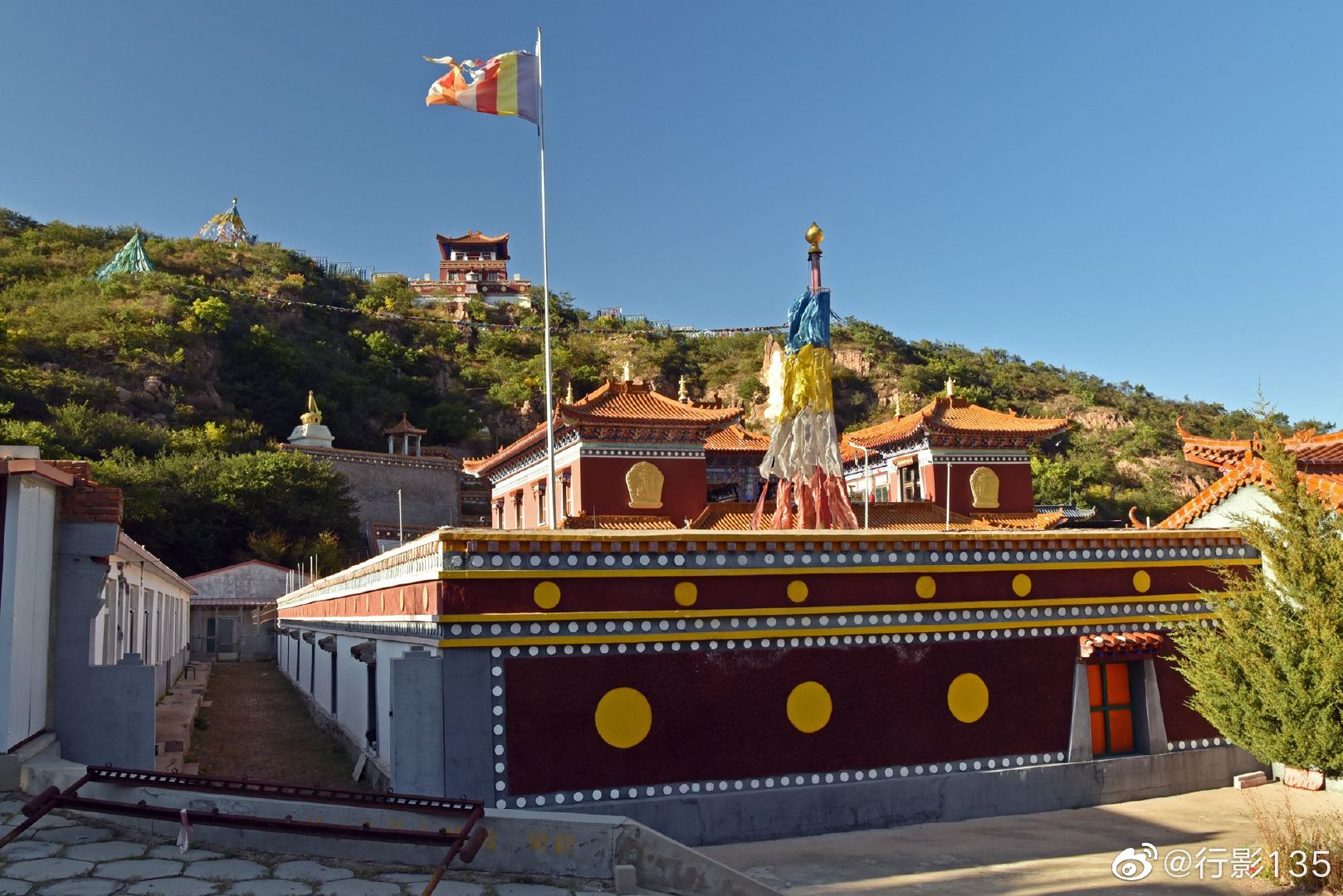 在辽宁朝阳北票大黑山有一座藏传佛教惠缘寺。独特的建筑风格|北票|大黑山|辽宁朝阳_新浪新闻