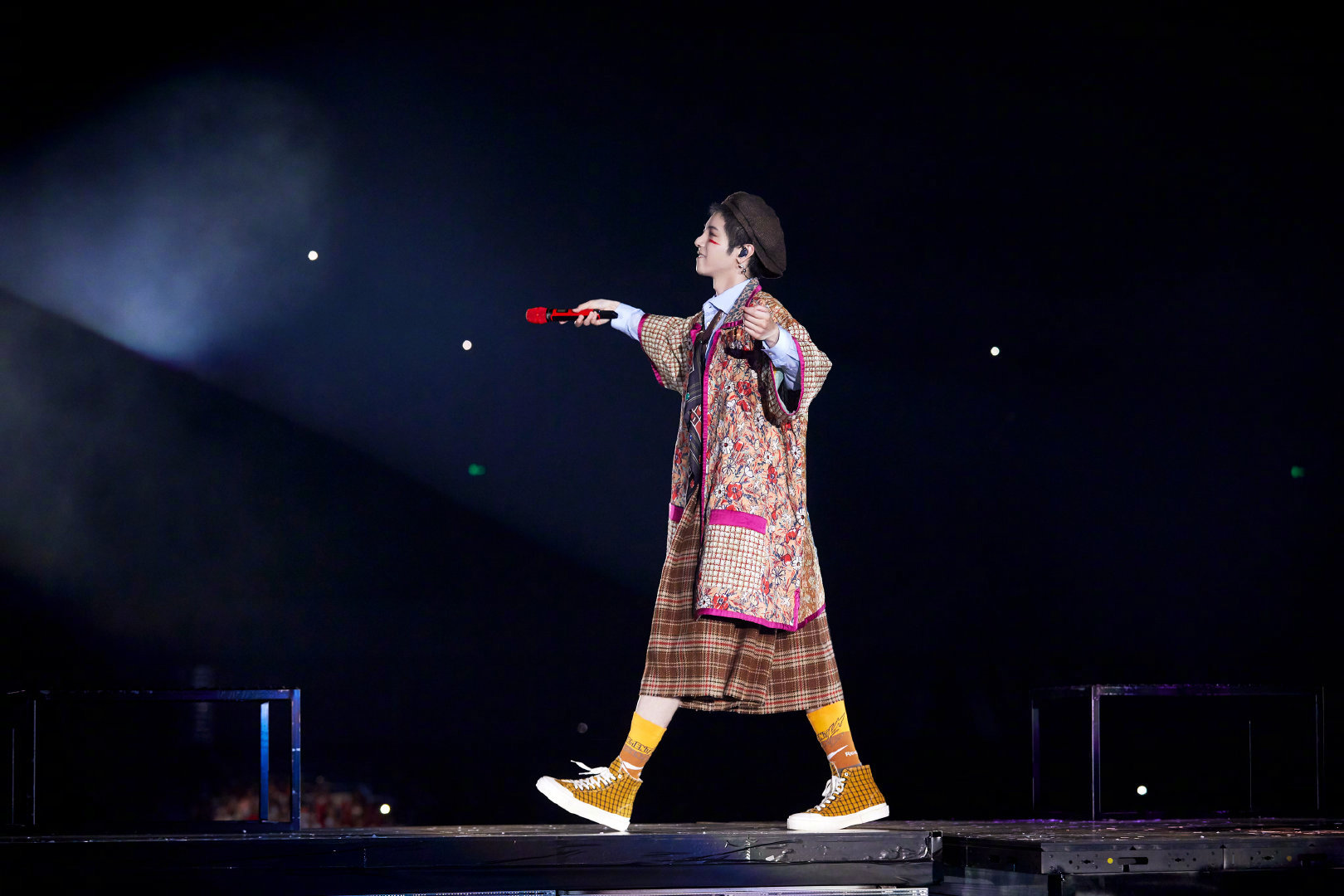 华晨宇长沙演唱会首日冒雨开唱 一身红衣回到“梦开始的地方” - 知乎