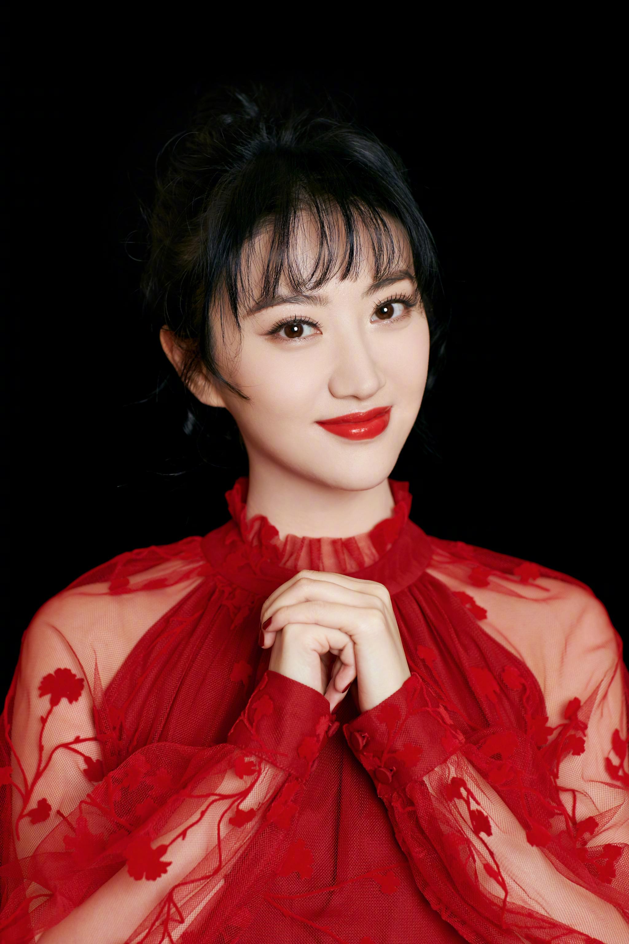 景甜连续两年登上春晚,可爱的眉毛,红唇配红裙