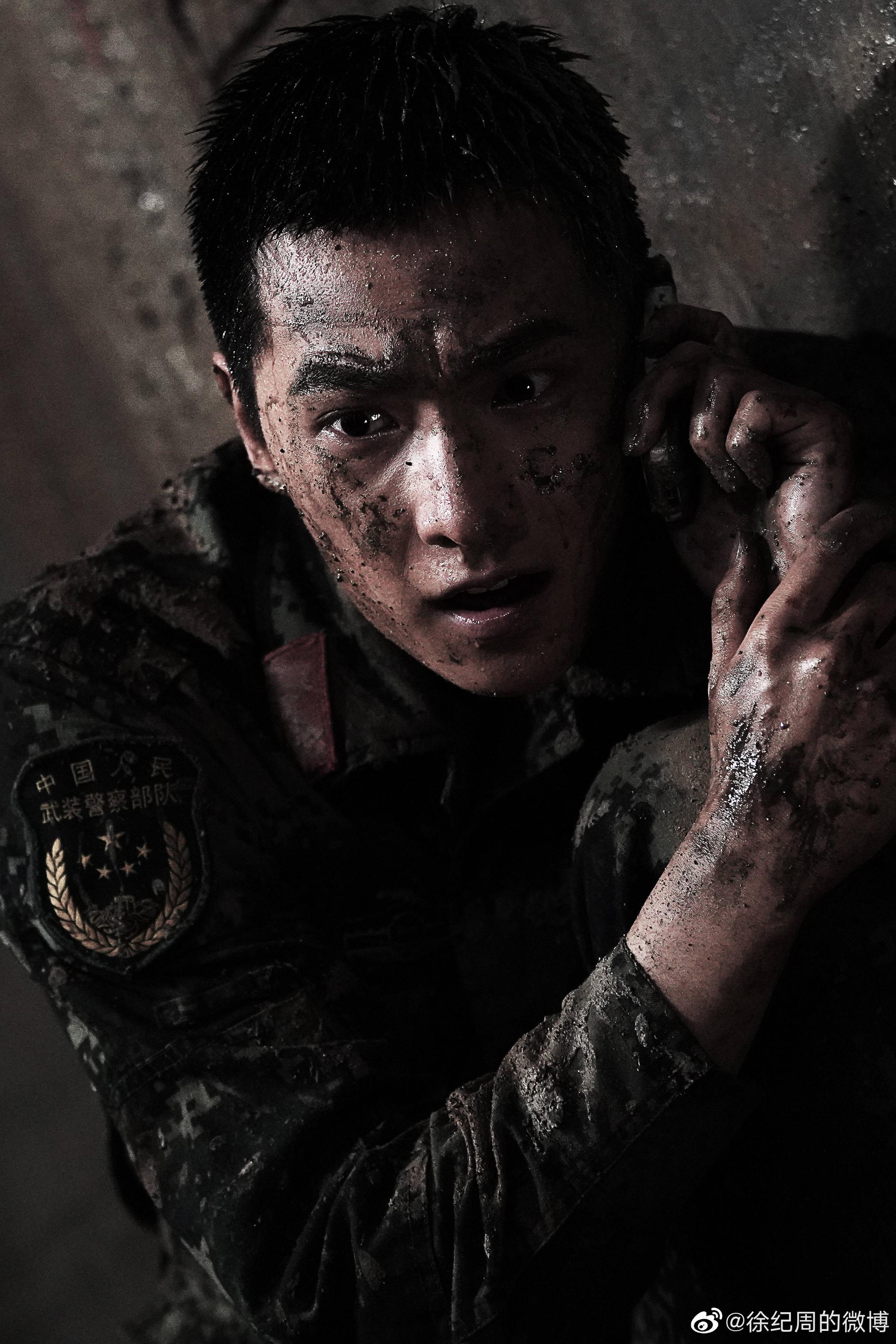 杨洋《特战荣耀》最新剧照坚毅的眼神,健硕的身姿,拥有着军人永不服输