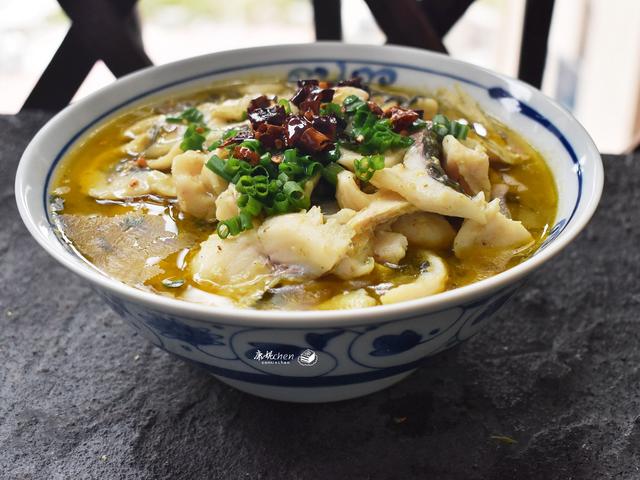 原来酸菜鱼要这么做才好吃，鱼肉鲜美嫩滑，酸辣开胃，一大盘吃光