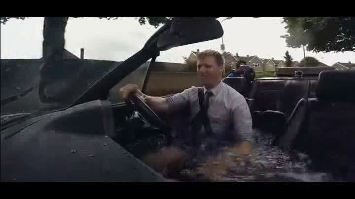 改装是件很有意思的事情，比如把汽车改装车泡澡池