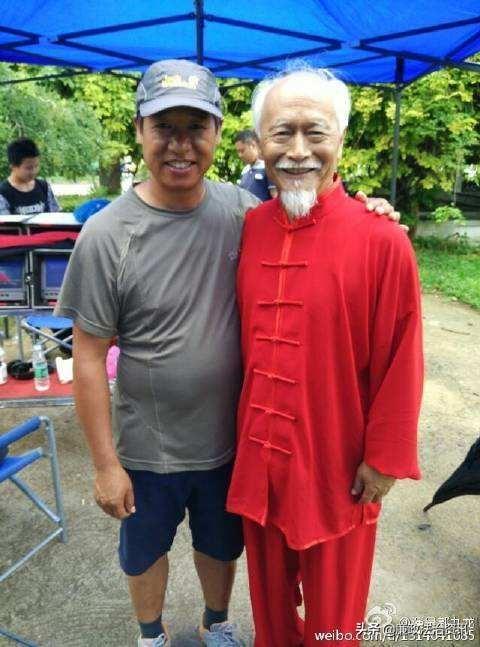 老军医实为演员郭九龙 同时,在拼多多上,和名嘴"郎永淳"并列在一起的