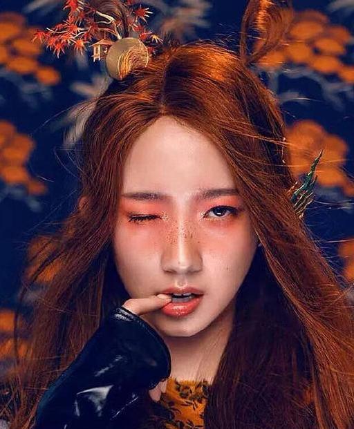 吴谨言当年艺考照白到和其他考生像两个色号!眼神还带点忧郁气质