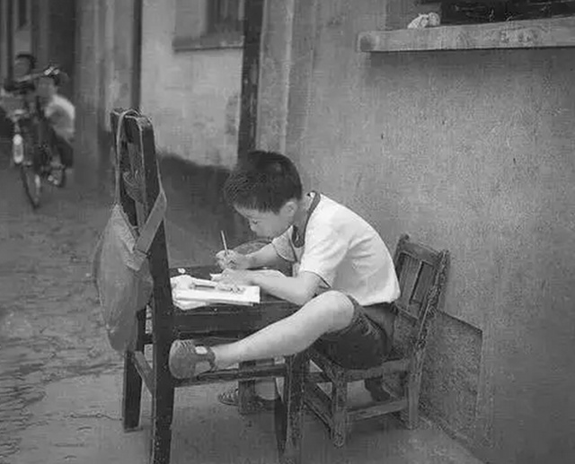 80年代,孩子们作业很少,没有补习班到处玩,生活很苦很快乐