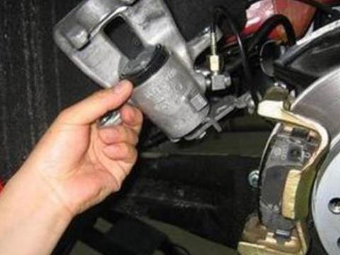 别急着开车跑长途回家，先检查好汽车这几个部位，等后悔就晚了