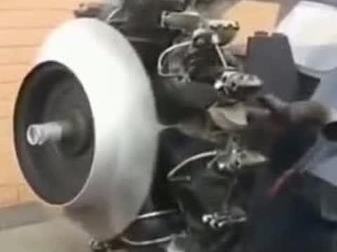 拖拉机改装成跑车，跑起来也不错噢。神人！