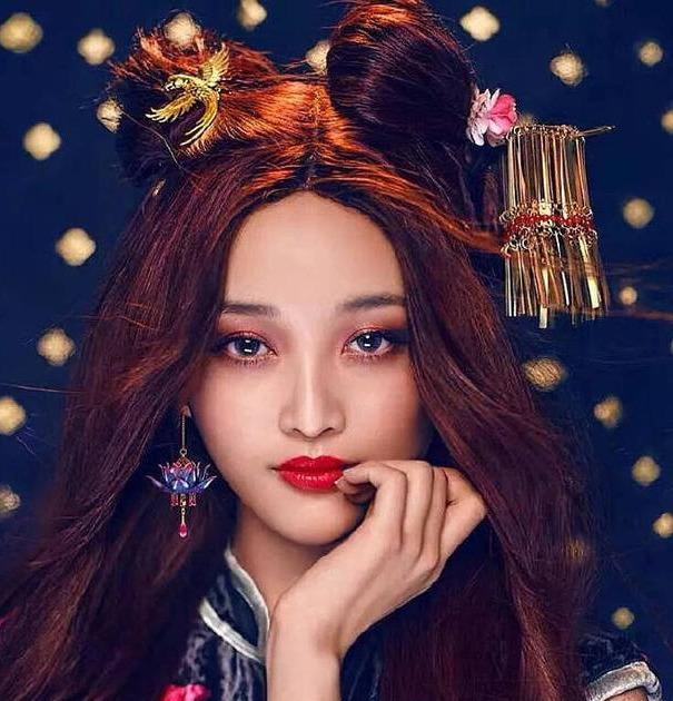 吴谨言当年艺考照白到和其他考生像两个色号!眼神还带点忧郁气质