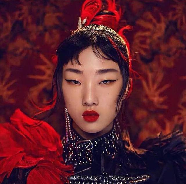 吴谨言当年艺考照白到和其他考生像两个色号!眼神还带点忧郁气质