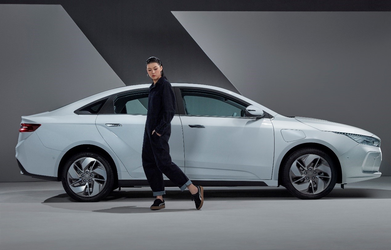 续航500km,配L2 plus智能驾驶,吉利GE11售价20万