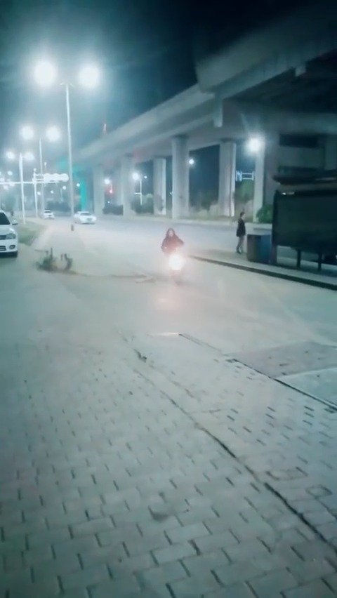 网友投稿：不管多晚，媳妇都会骑电动车来地铁站接我，傻傻的！