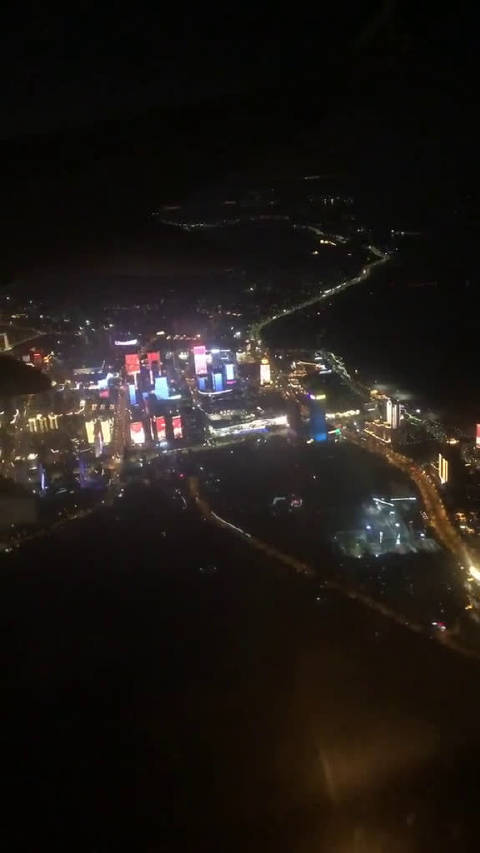 你有没有坐飞机从这个角度,欣赏美丽青岛夜晚的璀璨