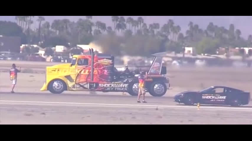 这辆改装车的加速度秒杀超跑，直线加速追上飞机的卡车