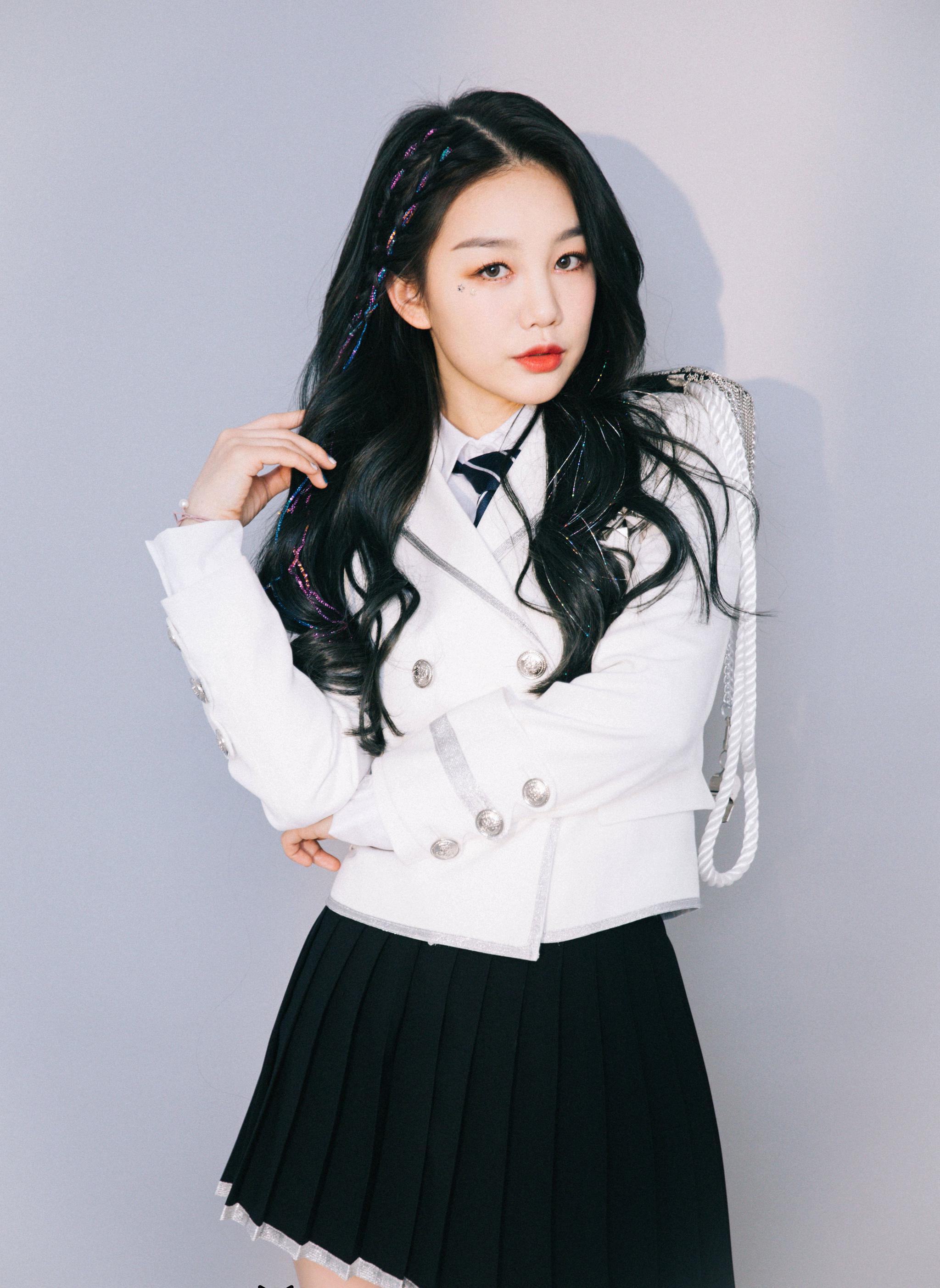 火箭少女演唱会,杨超越男粉硬核应援,孟美岐终于可以穿鞋跳舞了