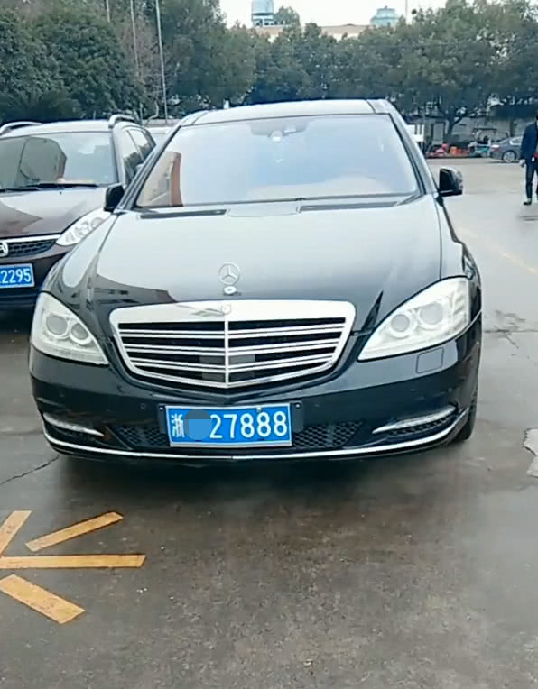 百万级奔驰现浙江街头,当看到车牌号,才知道车主有多壕!